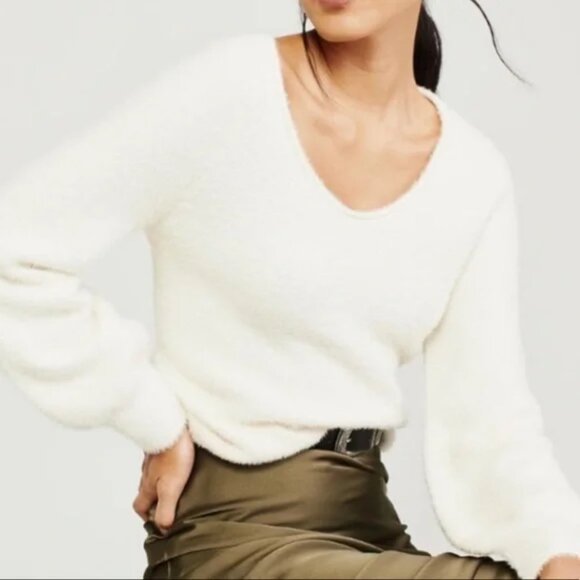Abercrombie & Fitch Soft Eyelash Furry Scoop Neck Sweater White Cream Sz Medium - Picture 3 of 11